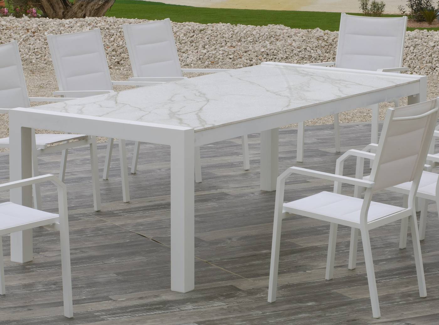 Mesa de aluminio rectangular de 220 cm. Tablero de piedra sinterizada de alta calidad. Disponible en varios colores.