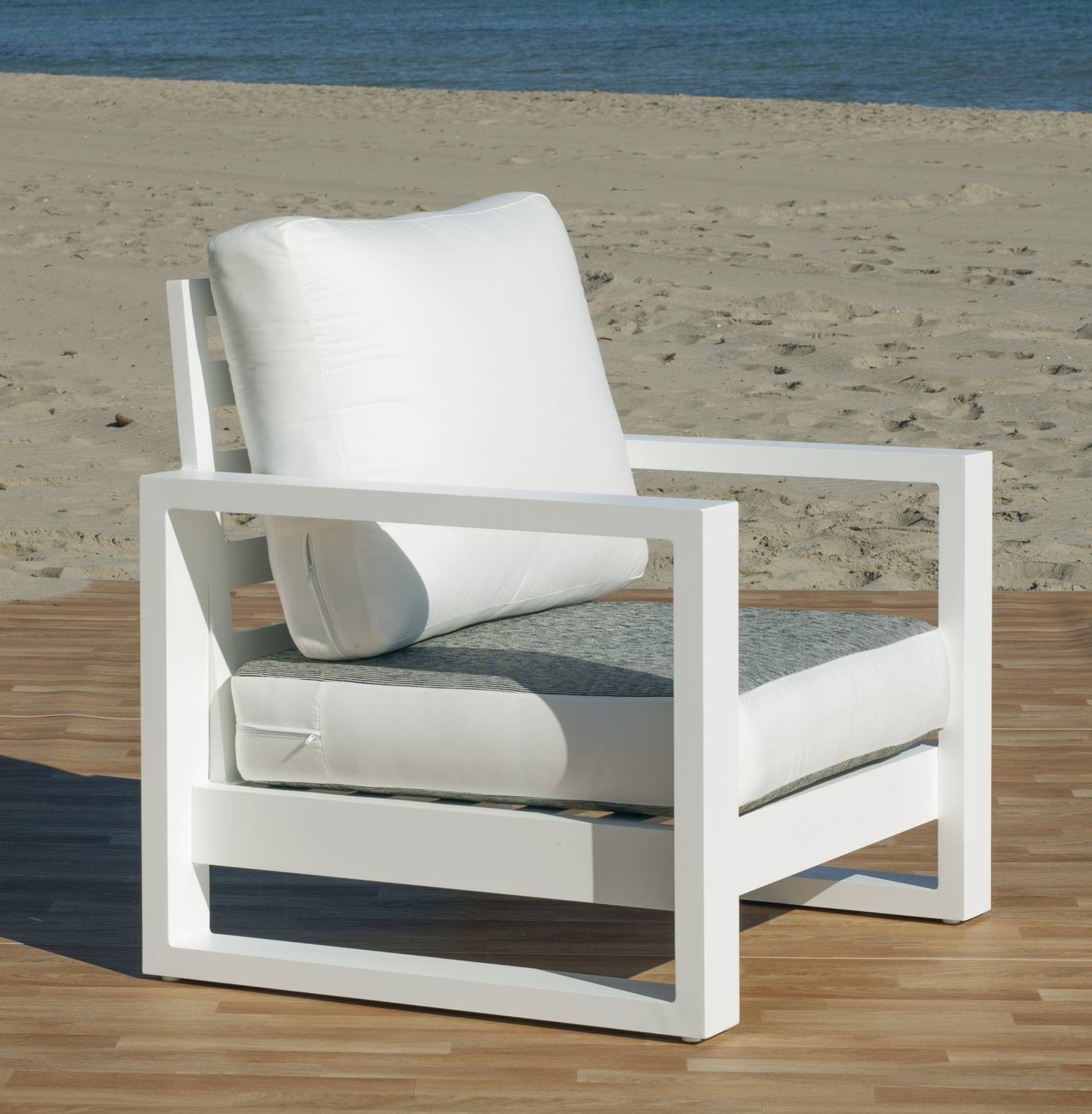 Set Aluminio Luxe Cartago-10 - Conjunto lujoso y robusto de aluminio: 1 sofá de 3 plazas + 2 sillones + 2 reposapiés + 1 mesa de centro. Disponible en color blanco, antracita, champagne, plata o marrón.