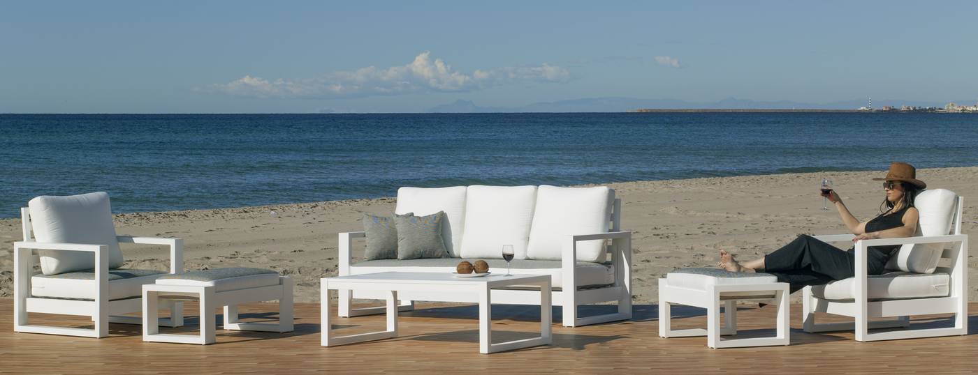Conjunto lujoso y robusto de aluminio: 1 sofá de 3 plazas + 2 sillones + 1 mesa de centro + cojines.