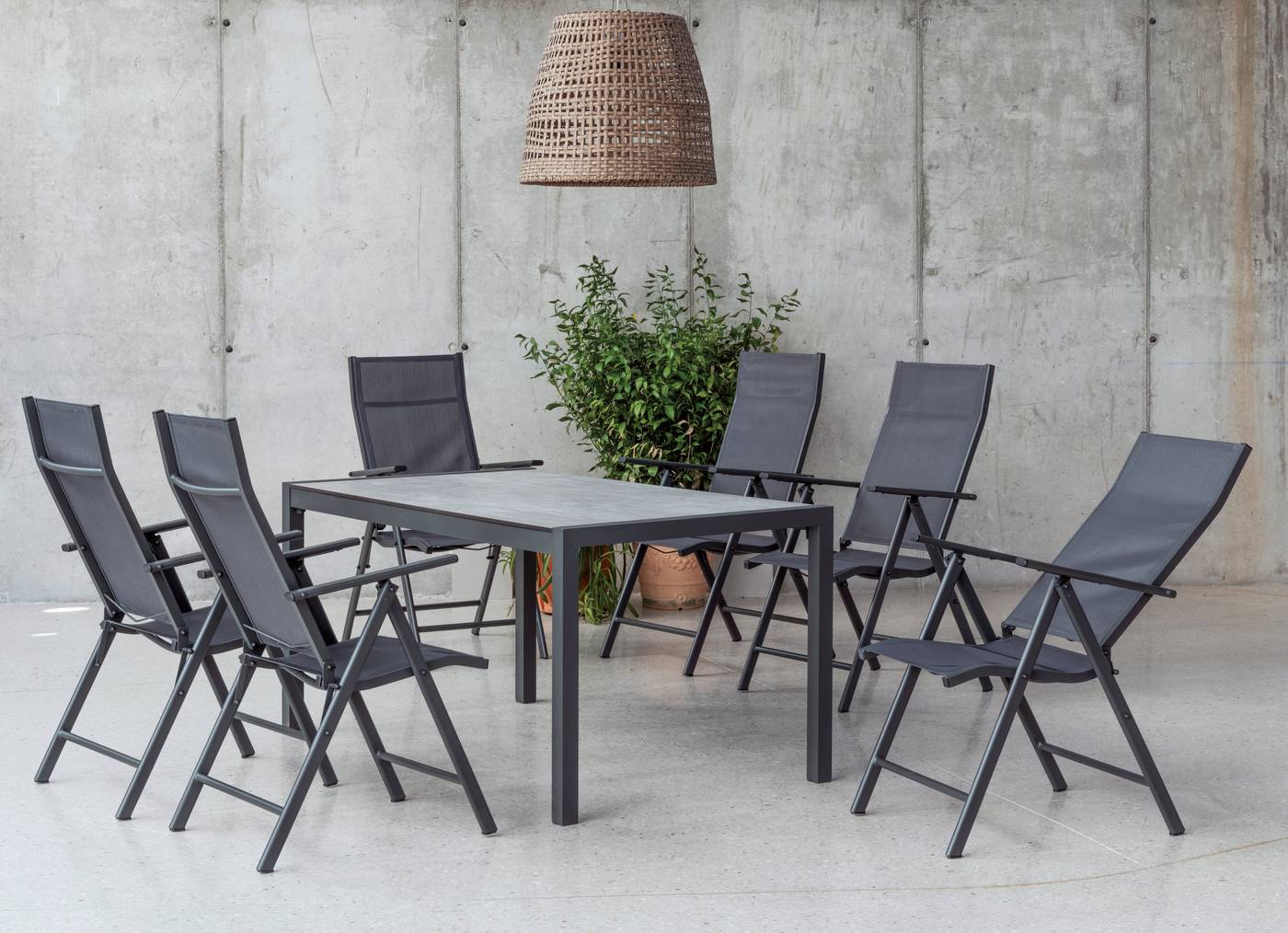 Conjunto de aluminio para jardín: Mesa rectangular con tablero HPL de 160 cm + 4 tumbonas con asiento y respaldo textilen. Colores: blanco y antracita.