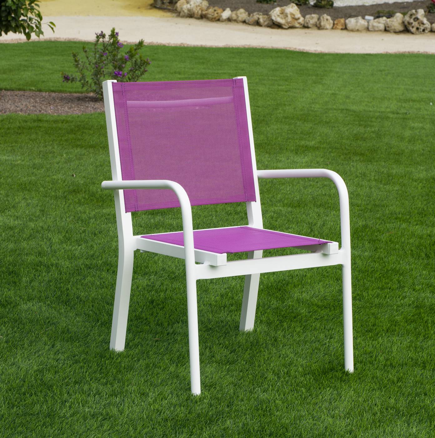 Sillón infantil de aluminio color blanco, con asiento y respaldo de textilen color azul o rosa.