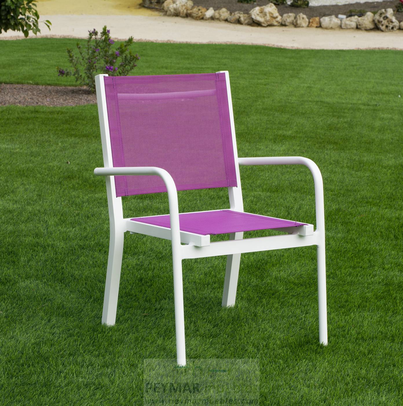 Sillón infantil de aluminio color blanco, con asiento y respaldo de textilen color azul o rosa.