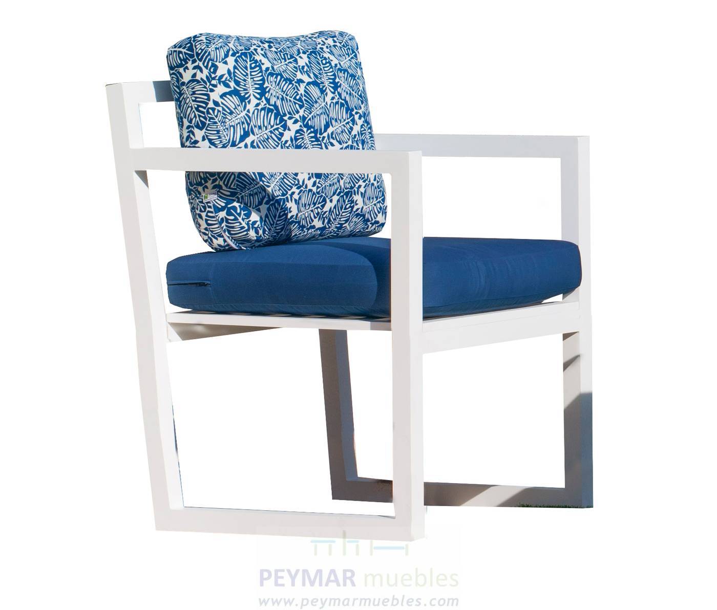 Sillón lujoso de comedor para jardín. Estructura de aluminio y cojines desenfundables.