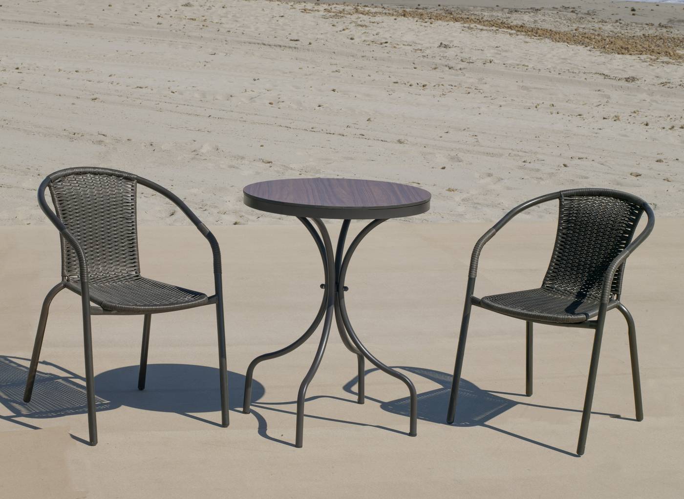 Conjunto color marrón: Mesa redonda de aluminio con tablero HPL de 60 cm + 2 sillones de acero y wicker.