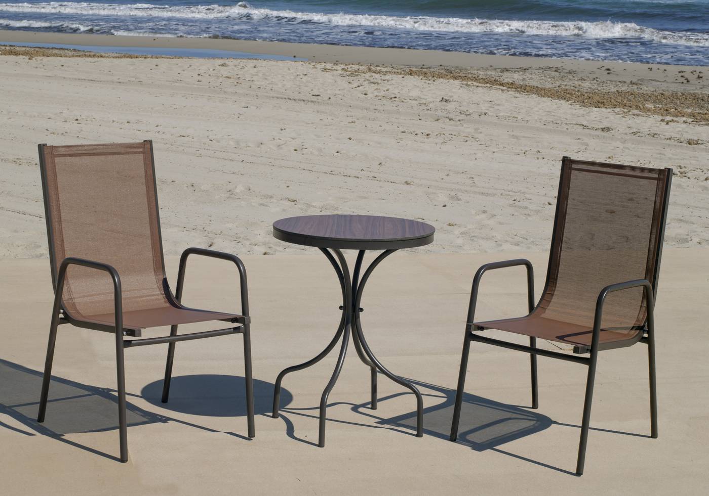 Conjunto aluminio color marrón: Mesa redonda con tablero HPL de 60 cm + 2 sillones de textilen.