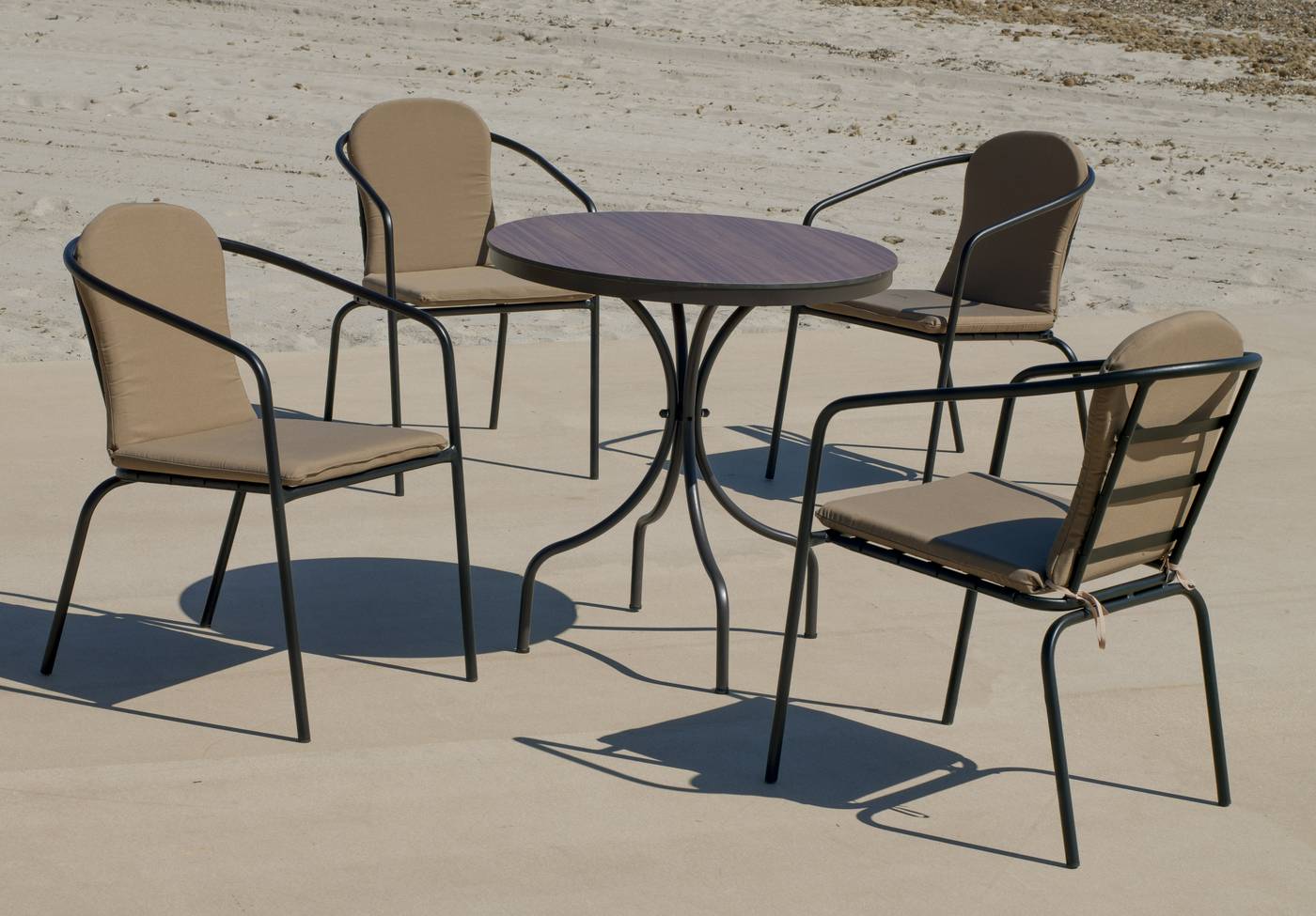 Conjunto aluminio color marrón: Mesa redonda con tablero HPL de 75 cm + 4 sillones con cojines.