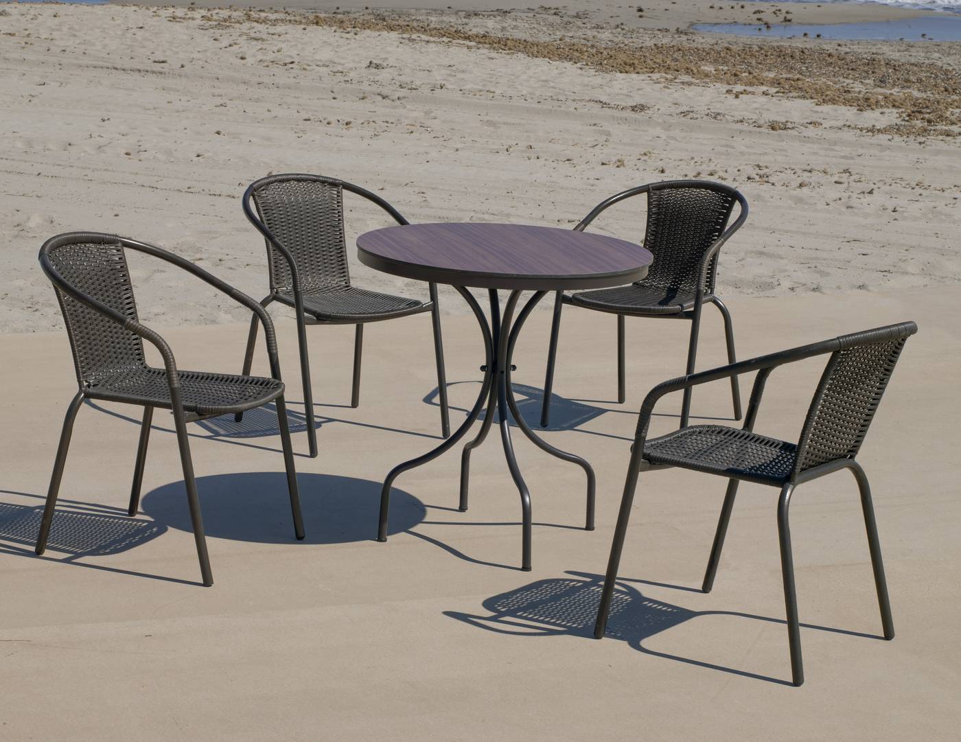 Conjunto color marrón: Mesa redonda de aluminio con tablero HPL de 75 cm + 4 sillones de acero y wicker.