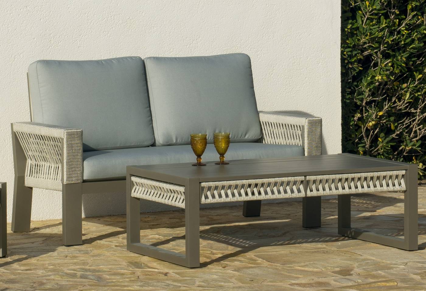 Set Aluminio Estambul-9 - Conjunto aluminio-cuerda: 1 sofá de 2 plazas + 2 sillones + 1 mesa de centro + 2 taburetes. Disponible en color blanco, gris, marrón o champagne.
