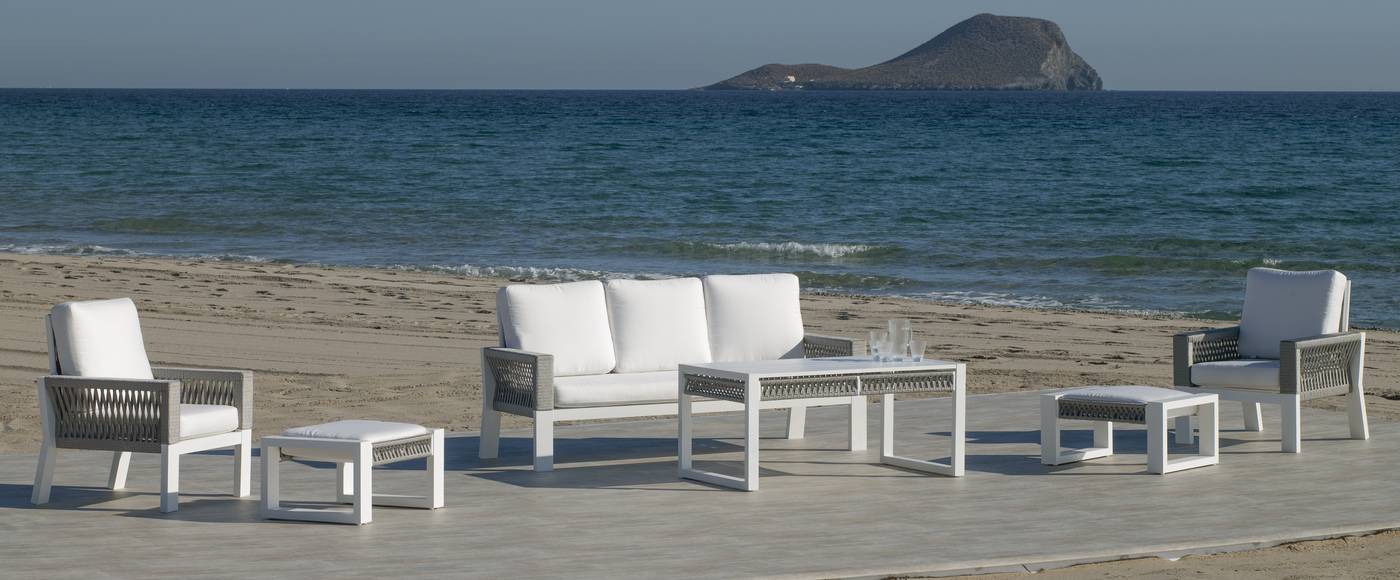 Conjunto aluminio: 1 sofá de 3 plazas + 2 sillones + 1 mesa de centro + 2 taburetes + cojines. Disponible en color blanco, gris, marrón o champagne.