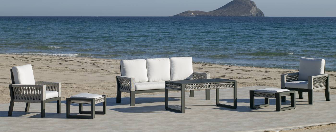 Conjunto aluminio: 1 sofá de 3 plazas + 2 sillones + 1 mesa de centro + cojines. Disponible en color blanco, gris, marrón o champagne.