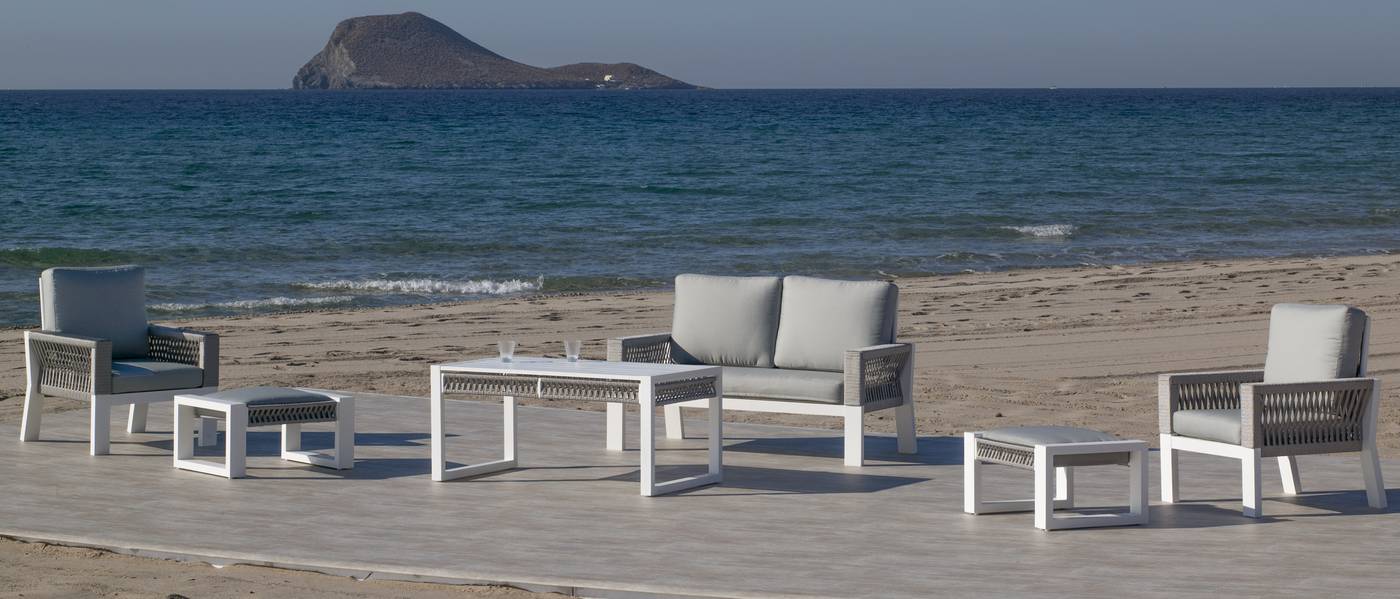 Conjunto aluminio-cuerda: 1 sofá de 2 plazas + 2 sillones + 1 mesa de centro + 2 taburetes + cojines. Disponible en color blanco, gris, marrón o champagne.