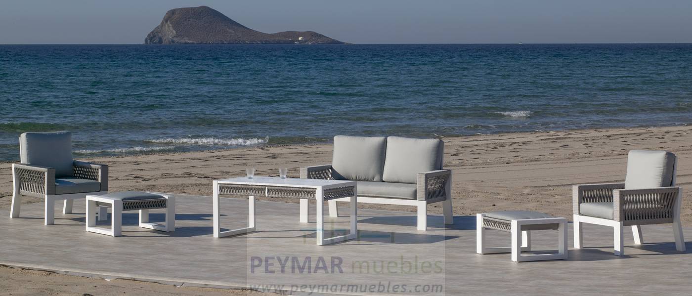 Conjunto aluminio-cuerda: 1 sofá de 2 plazas + 2 sillones + 1 mesa de centro + 2 taburetes. Disponible en color blanco, gris, marrón o champagne.