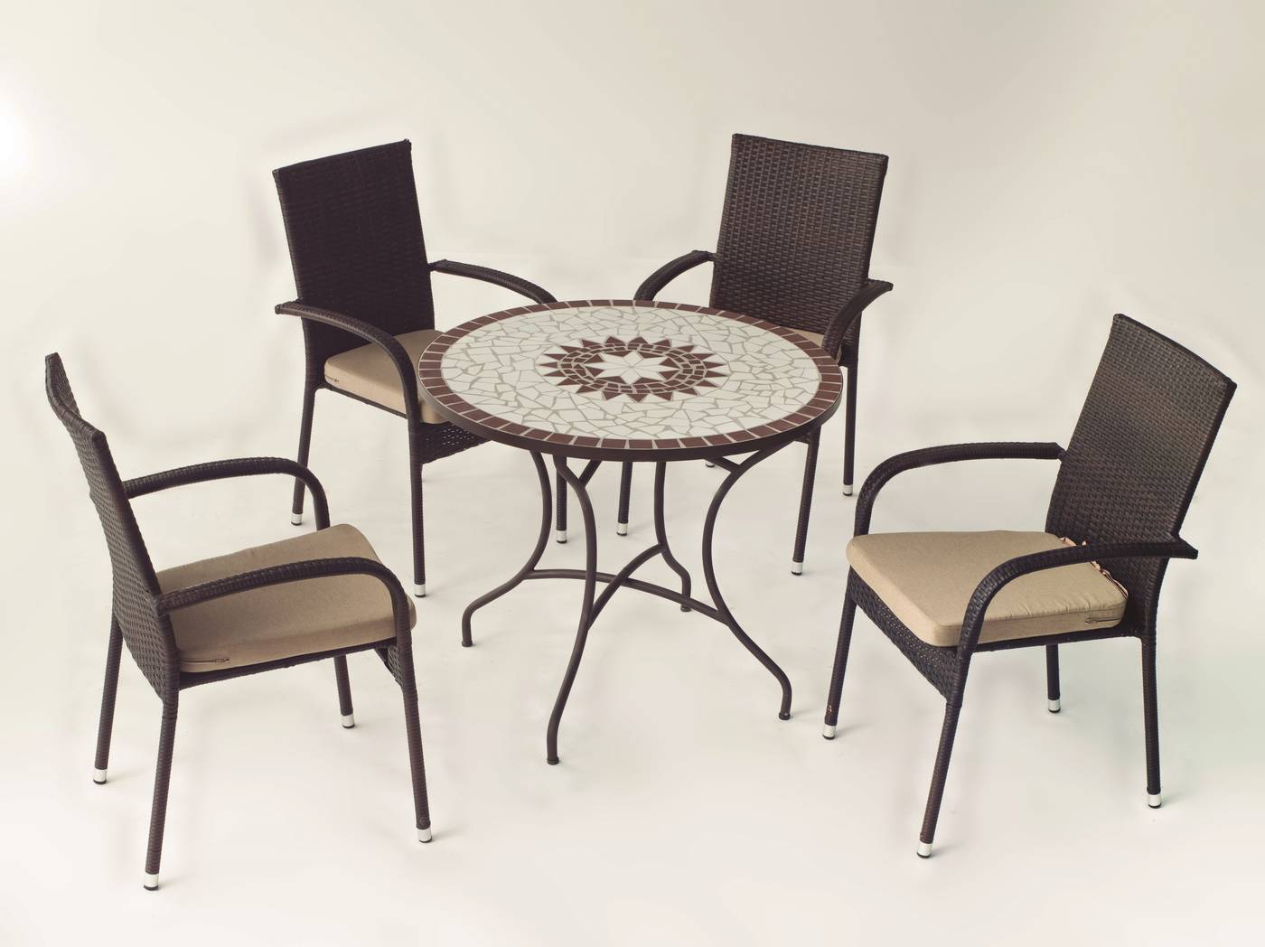 Conjunto Mosaico Estela90-Bergamo - Conjunto de forja color marrón: mesa con tablero mosaico de 90 cm + 4 sillones de ratán sintético con cojines.