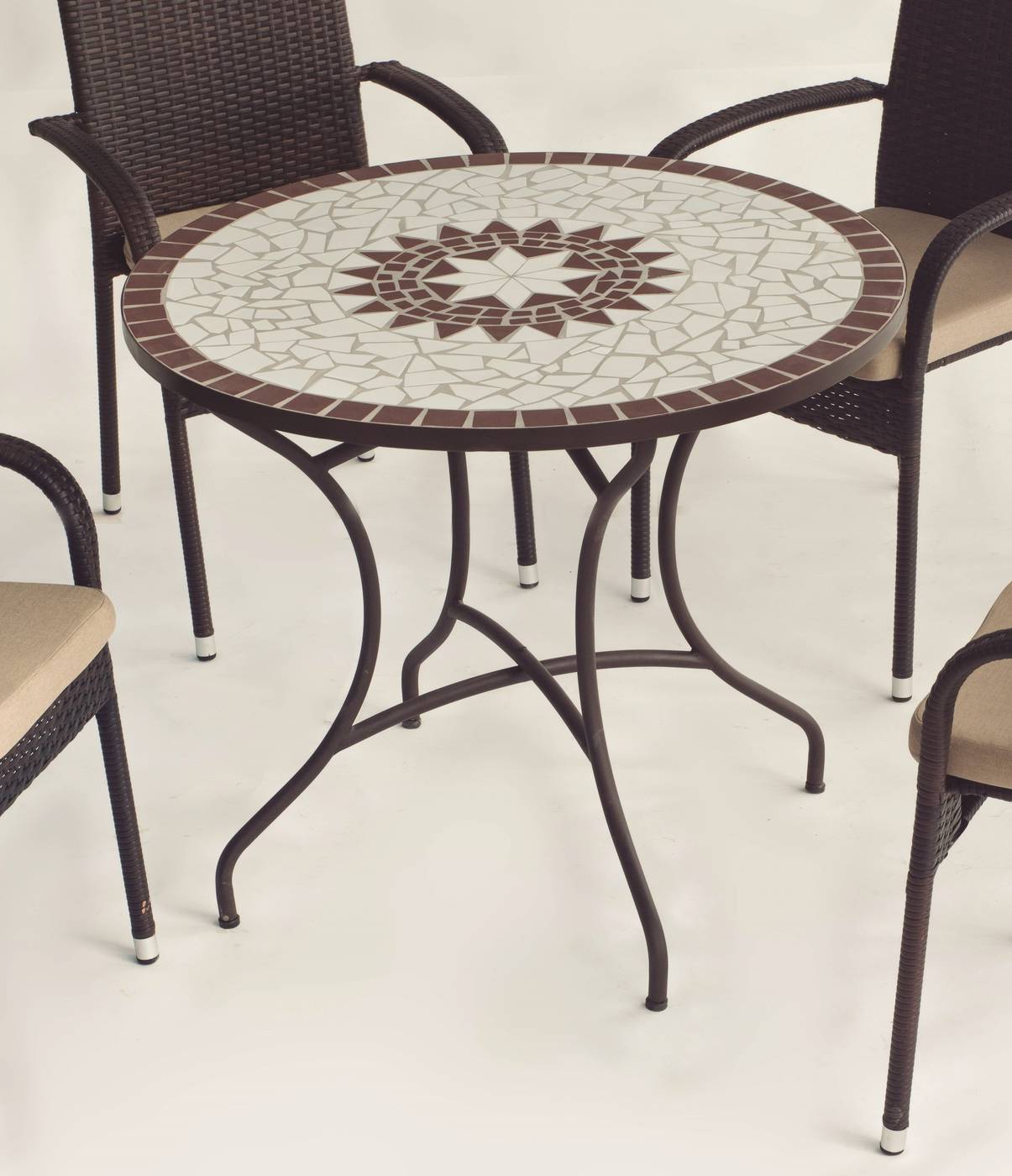 Conjunto Mosaico Estela90-Brasil - Mesa de forja color bronce, con tablero mosaico de 90 cm + 4 sillones apilables de wicker sintético.