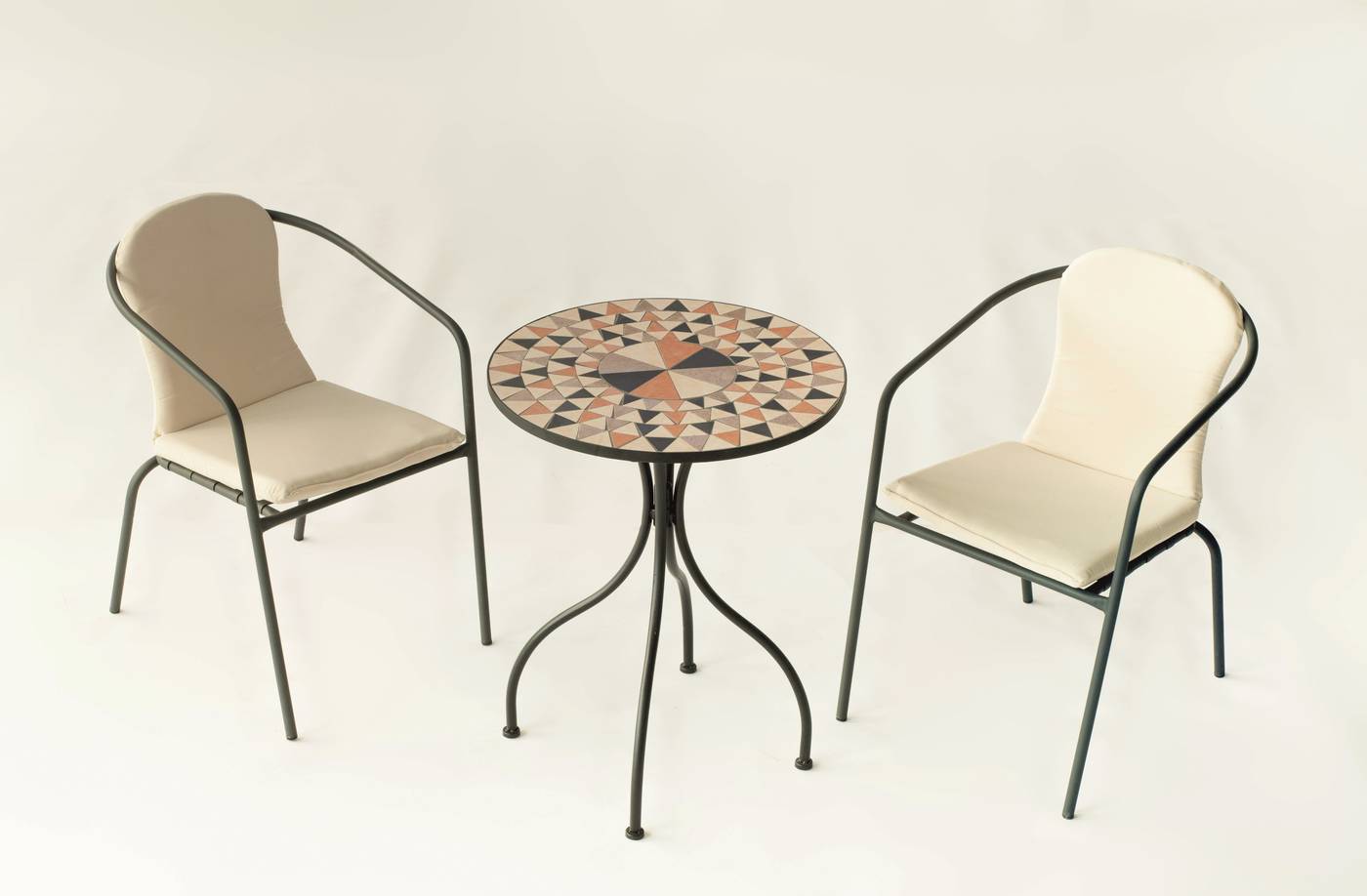 Mesa de forja color antracita, con tablero mosaico de 60 cm + 2 sillones apilables de aluminio con cojín.