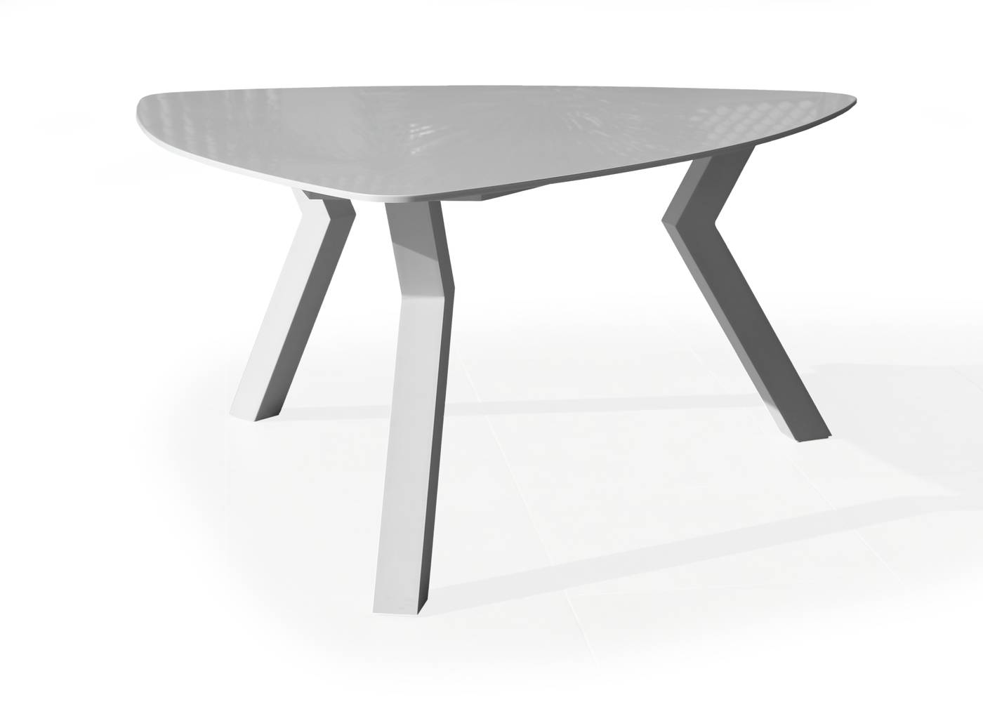 Mesa lujo triangular de 150 cm, con tablero de Krion de calidad superior. Estructura robusta de aluminio color blanco.