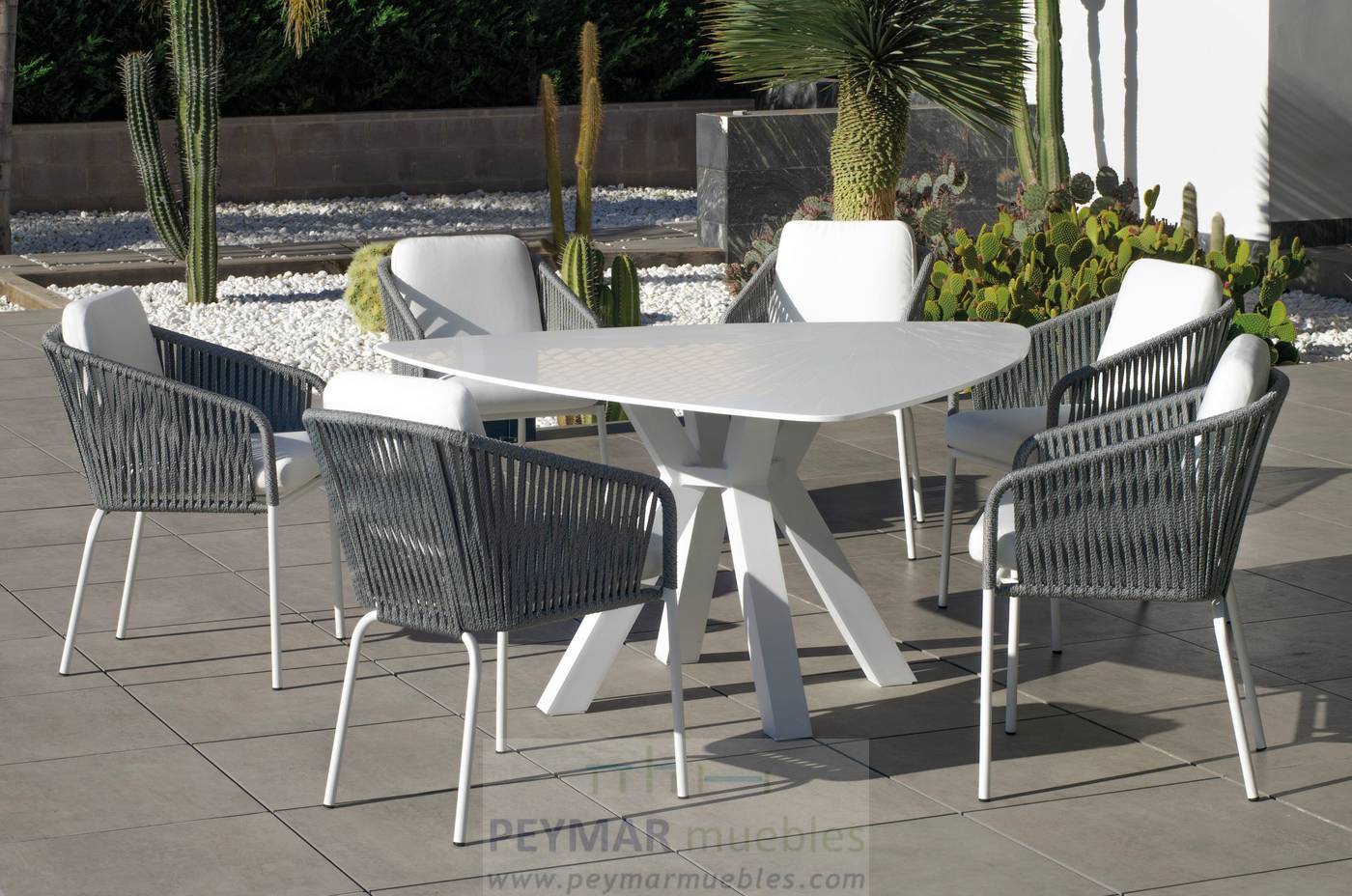 Mesa Krion Everest-159 - Mesa lujo triangular de 150 cm, con tablero de Krion de calidad superior. Estructura robusta de aluminio color blanco.