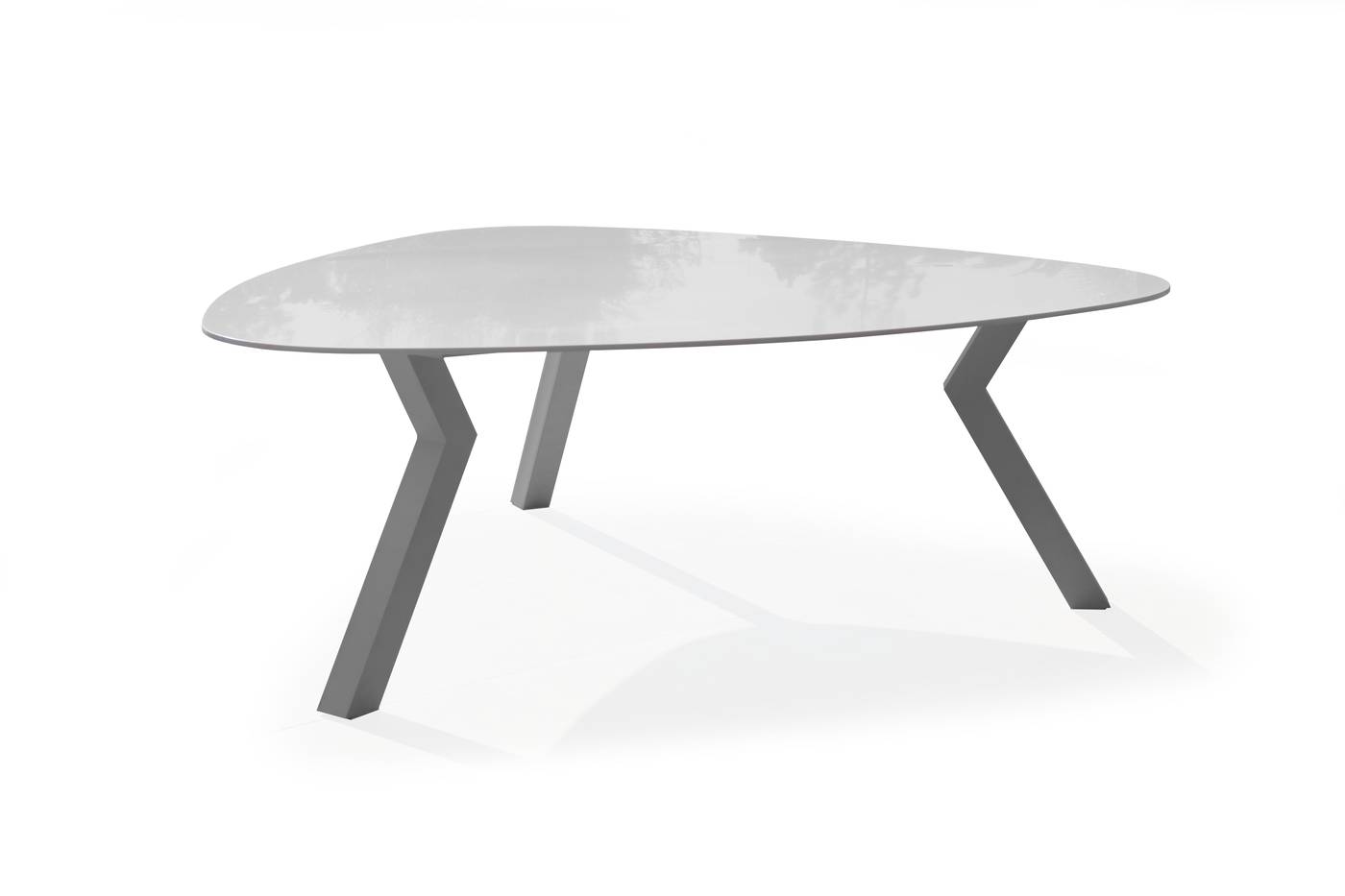 Mesa lujo triangular de 200 cm, con tablero de Krion de calidad superior. Estructura robusta de aluminio color blanco.