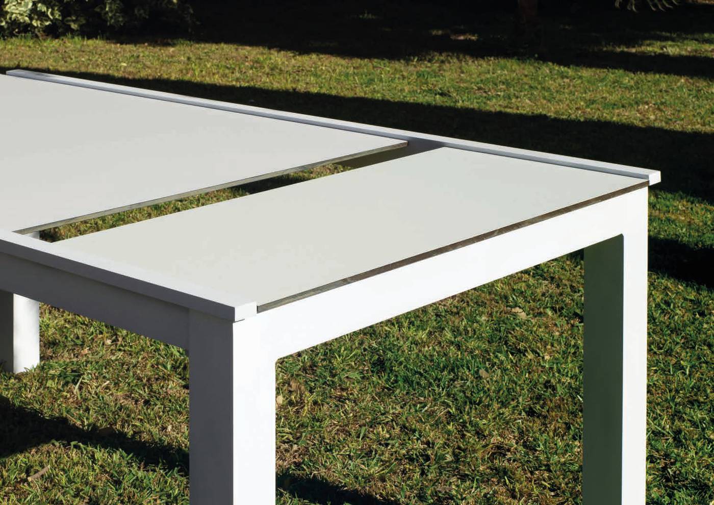 Mesa Extensible HPL Shiva-215 - Mesa extensible de 215 cm, con tablero  HPL ultra resistente. Estructura aluminio color blanco, antracita o champagne.