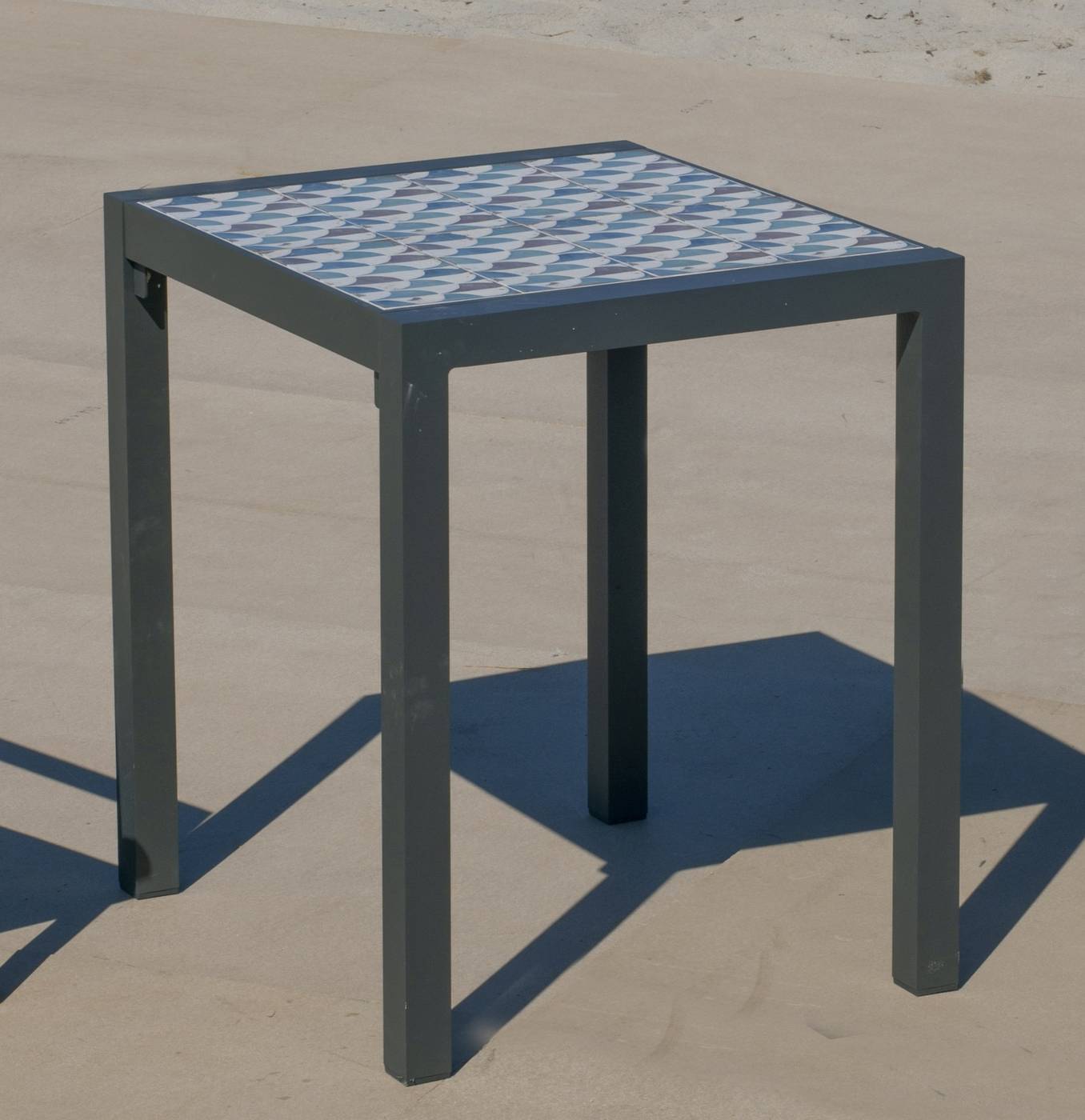 Mesa cuadrada de aluminio color antracita, con tablero mosaico de 60 cm.