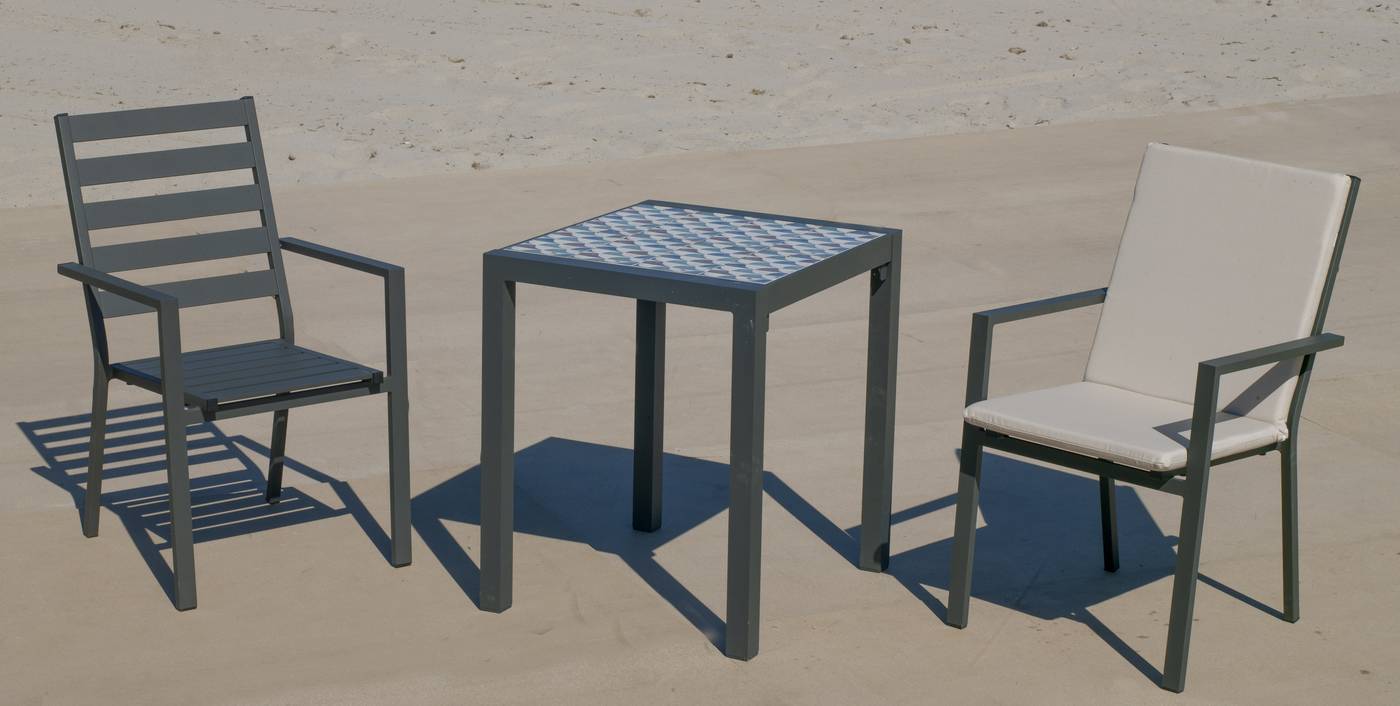 Conjunto de aluminio color antracita: Mesa cuadrada con tablero mosaico de 60 cm + 2 sillones.
