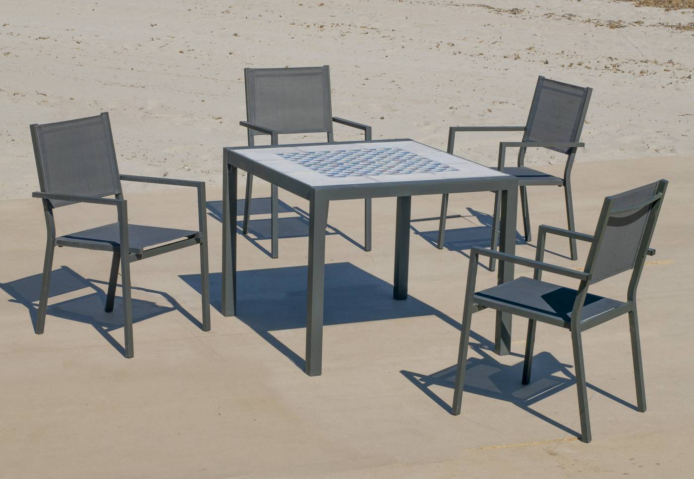 Conjunto de aluminio color antracita: Mesa cuadrada con tablero mosaico de 90 cm + 4 sillones de textilen.