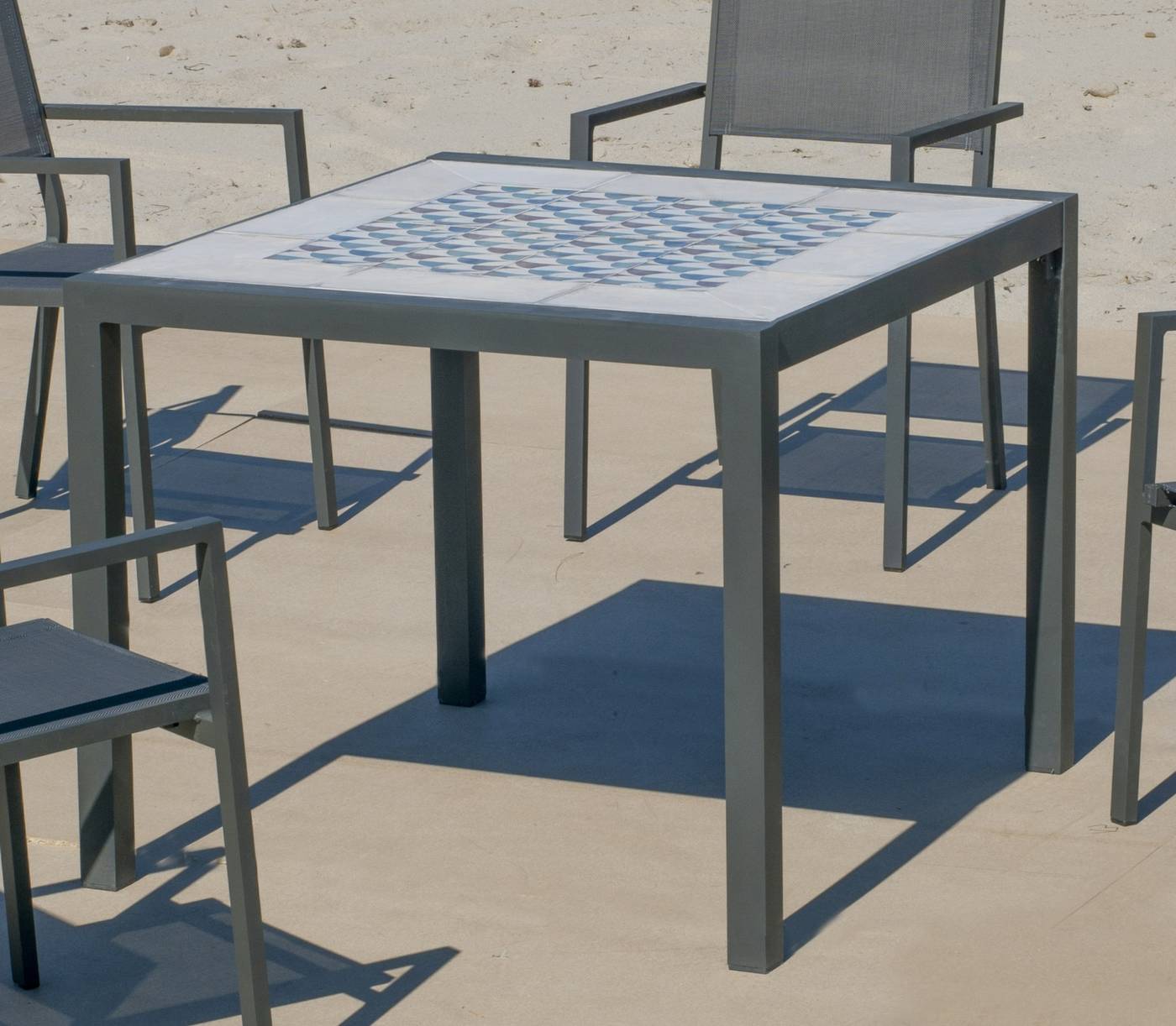 Mesa cuadrada de aluminio color antracita, con tablero mosaico de 90 cm.
