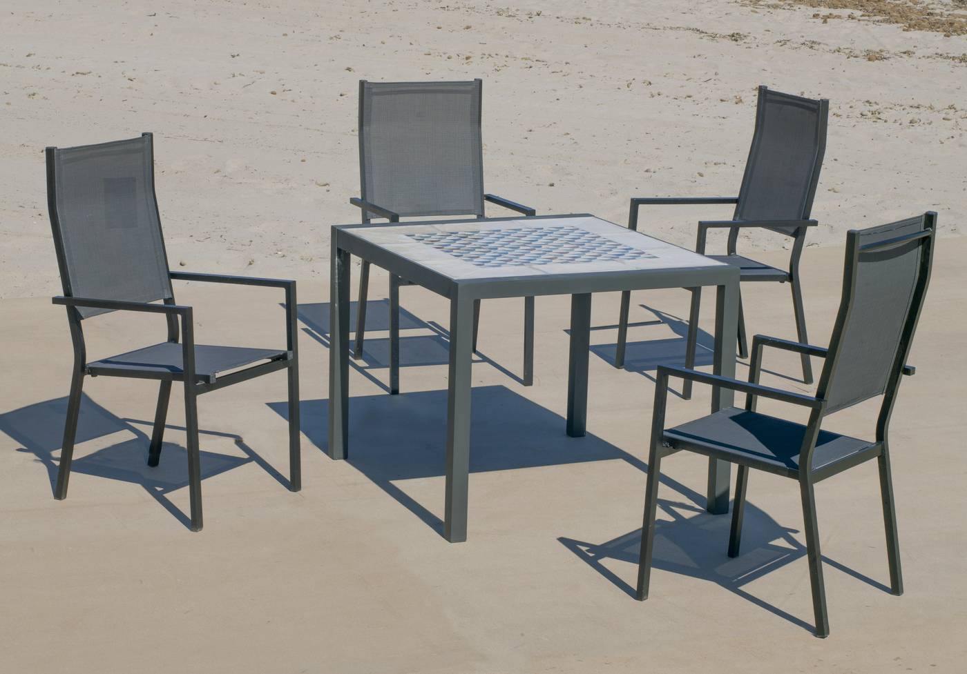 Conjunto de aluminio color antracita: Mesa cuadrada con tablero mosaico de 90 cm + 4 sillones altos de textilen.