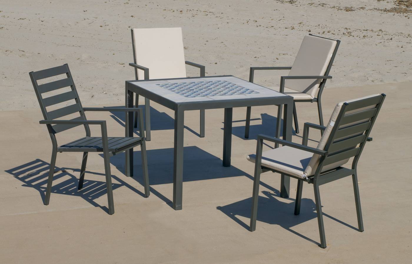 Conjunto de aluminio color antracita: Mesa cuadrada con tablero mosaico de 90 cm + 4 sillones.