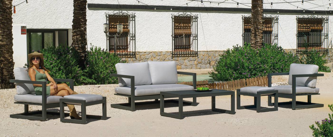 Conjunto aluminio: 1 sofá de 2 plazas + 2 sillones + 1 mesa de centro + 2 taburetes. Disponible en color blanco, antracita, champagne, plata o marrón.