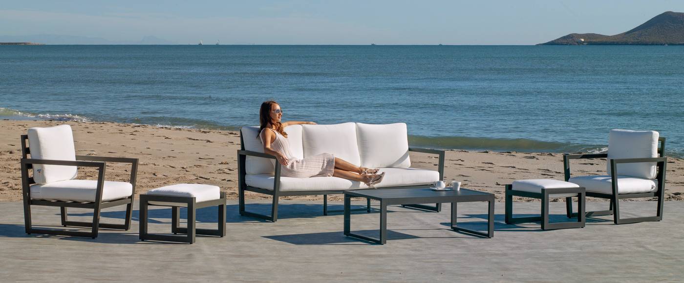 Conjunto de aluminio para exterior: sofá 3 plazas + 2 sillones + mesa de centro + 2 taburetes. Disponible en color blanco o antracita..