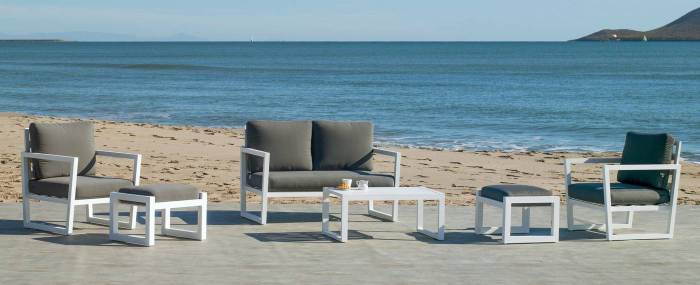 Conjunto de aluminio para exterior: sofá 2 plazas + 2 sillones + mesa de centro + 2 taburetes. Disponible en color blanco o antracita.
