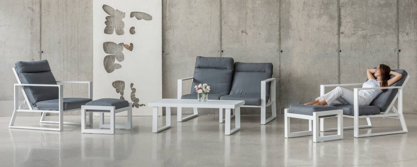 Conjunto aluminio: sofá 2 plazas + 2 sillones + mesa de centro + 2 taburetes. Respaldos reclinables. Colores: blanco, antracita, champagne, plata o marrón.