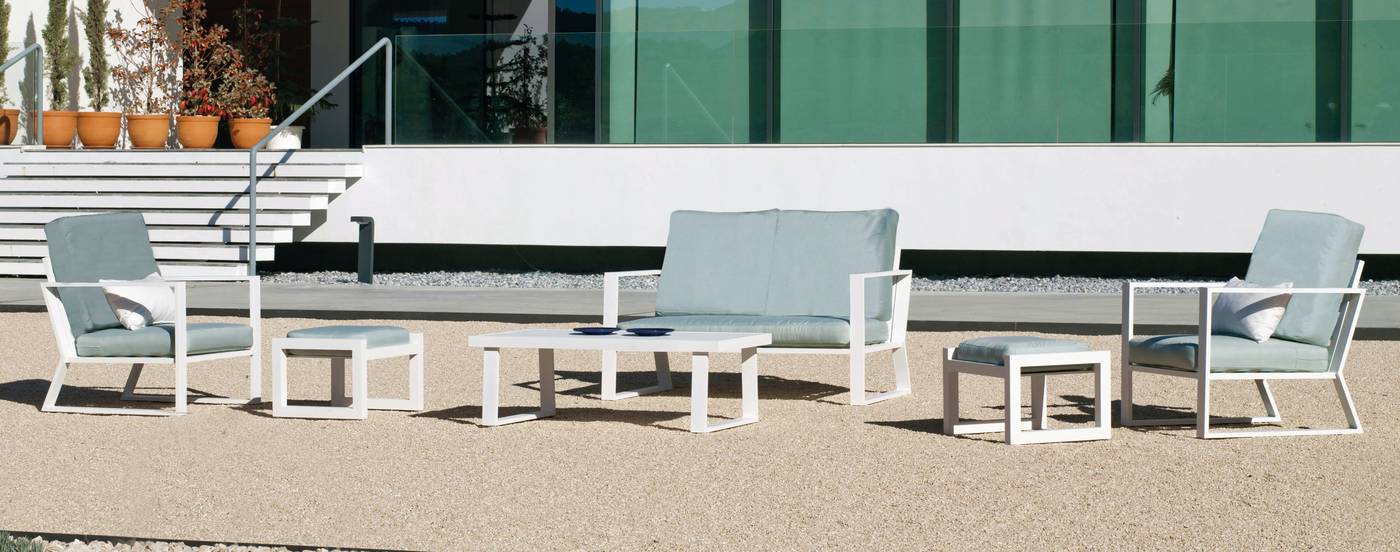Conjunto aluminio  lujo: 1 sofá de 2 plazas + 2 sillones + 1 mesa de centro + 2 taburetes. Disponible en color blanco, plata, marrón, champagne o antracita.