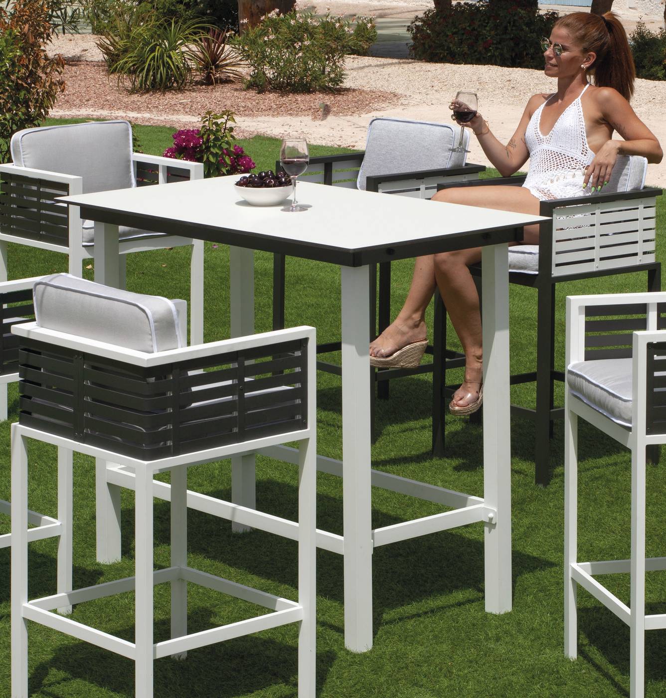 Exclusiva mesa de bar rectangular, de aluminio bicolor, con tablero HPL de 130 cm.