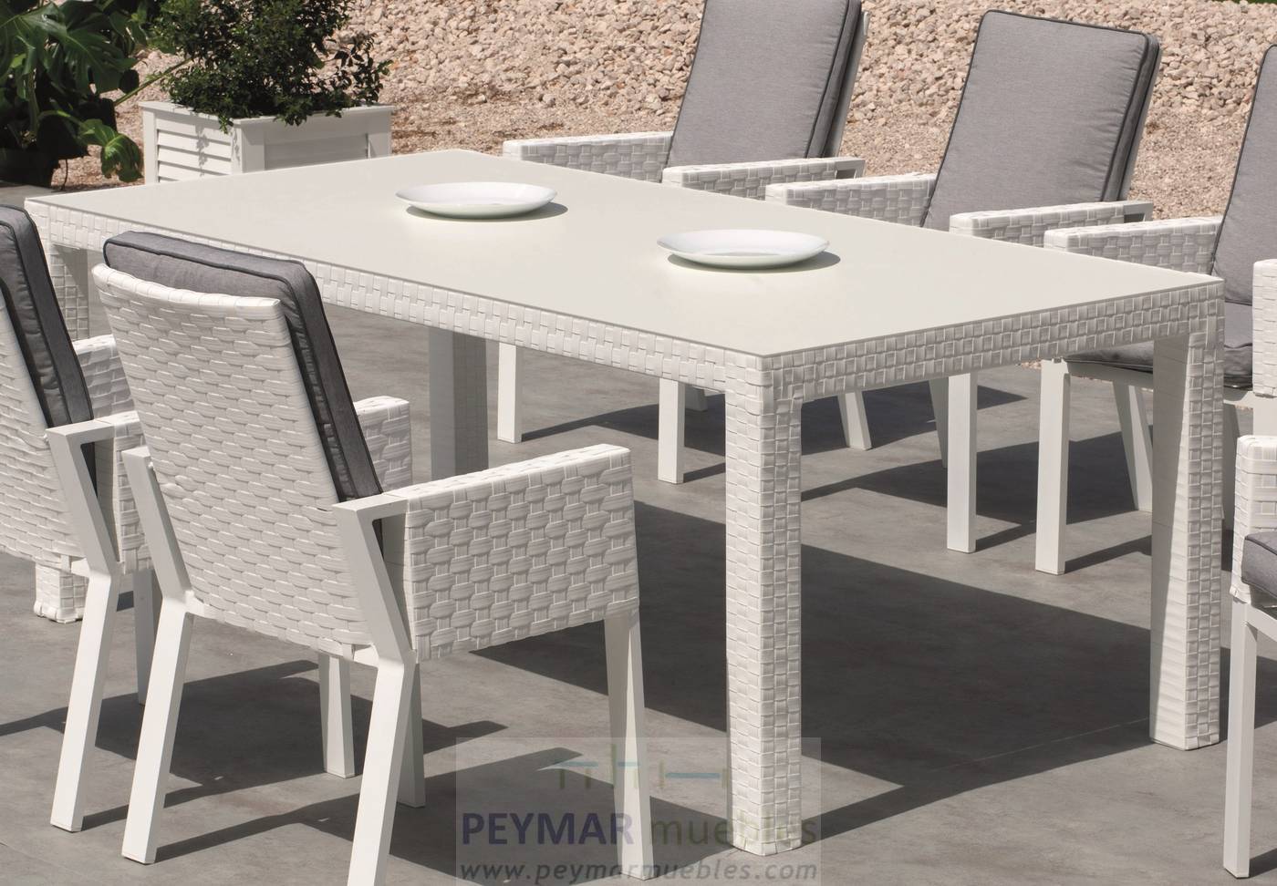 Mesa rectangular de aluminio y médula sintética, con tablero HPL de 240 cm. Disponible en color blanco o antracita.