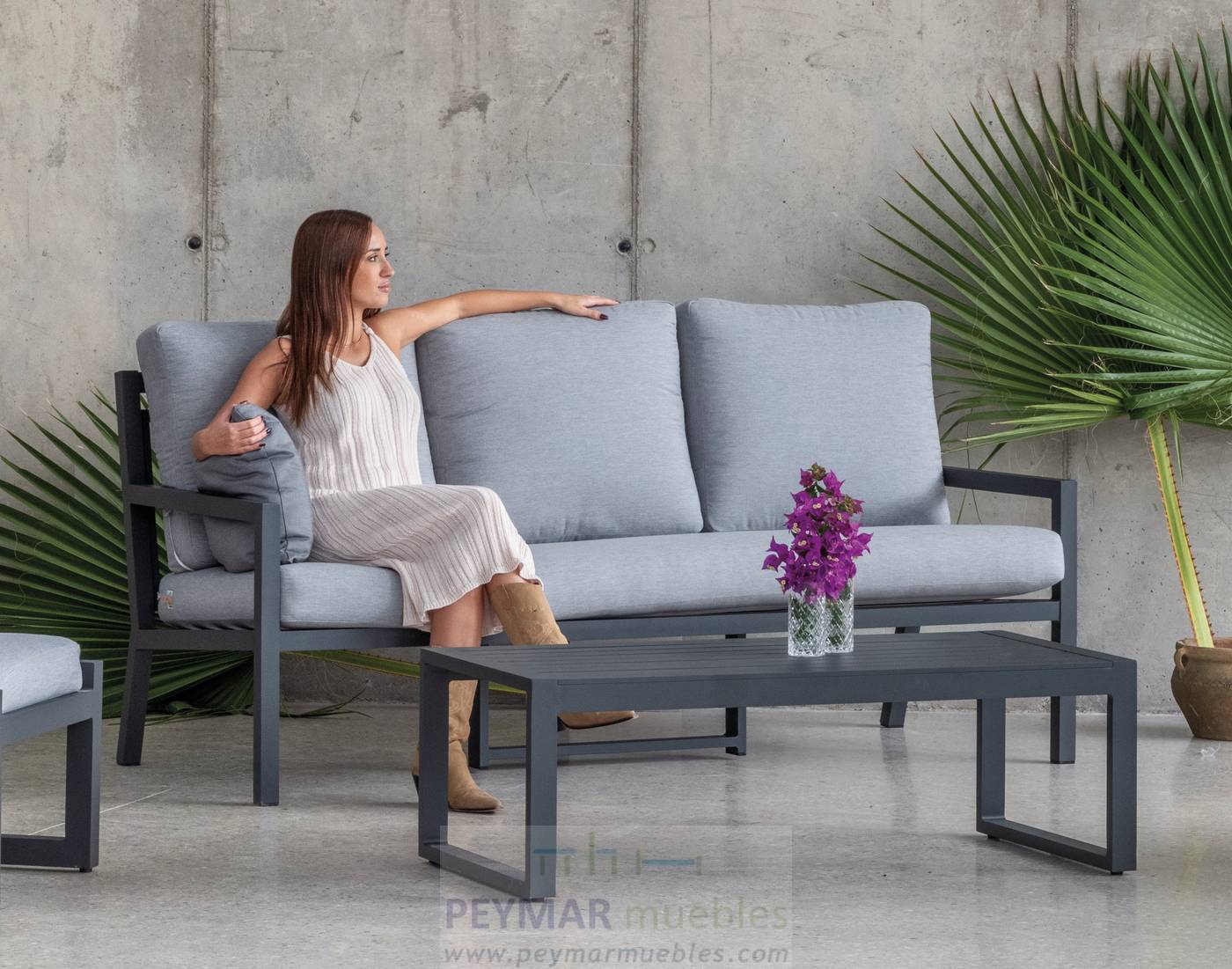 Set Aluminio Luxe Dounvil-10 - Conjunto de aluminio de lujo que incluye: un sofá tres plazas, dos sillones, una mesa de centro,  dos reposapiés y cojines. Estructura aluminio color blanco, antracita, champagne, plata o marrón.