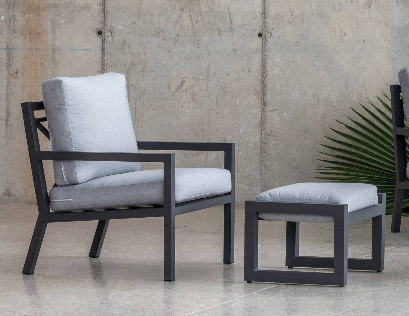 Set Aluminio Luxe Dounvil-9 - Conjunto de aluminio de lujo que incluye: un sofá dos plazas, dos sillones, una mesa de centro,  dos reposapiés y cojines. Estructura aluminio color blanco, antracita, champagne, plata o marrón.