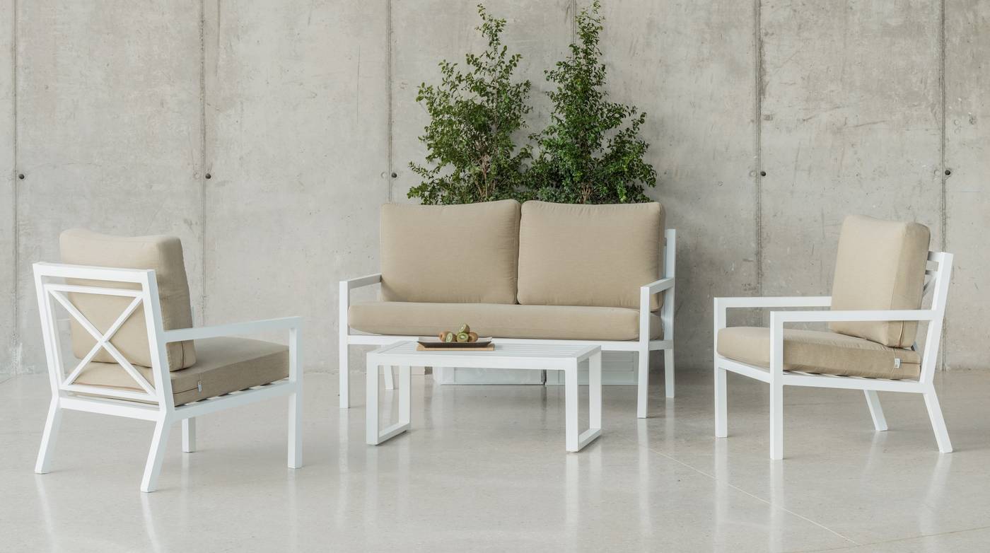 Conjunto de aluminio de lujo que incluye: un sofá dos plazas, dos sillones, una mesa de centro,  dos reposapiés y cojines.