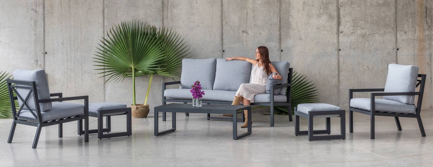Conjunto de aluminio de lujo que incluye: un sofá tres plazas, dos sillones, una mesa de centro,  dos reposapiés y cojines.