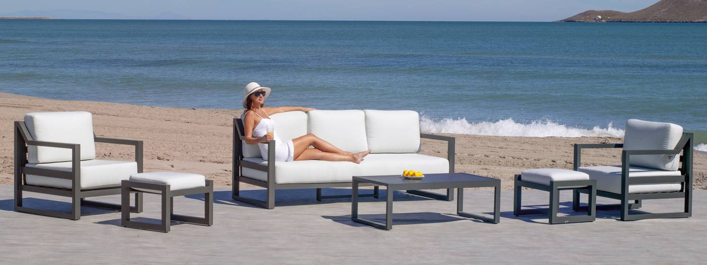 Lujoso conjunto de aluminio: sofá 3 plazas + 2 sillones + mesa de centro + 2 taburetes. Color conjunto: blanco, antracita o champagne.