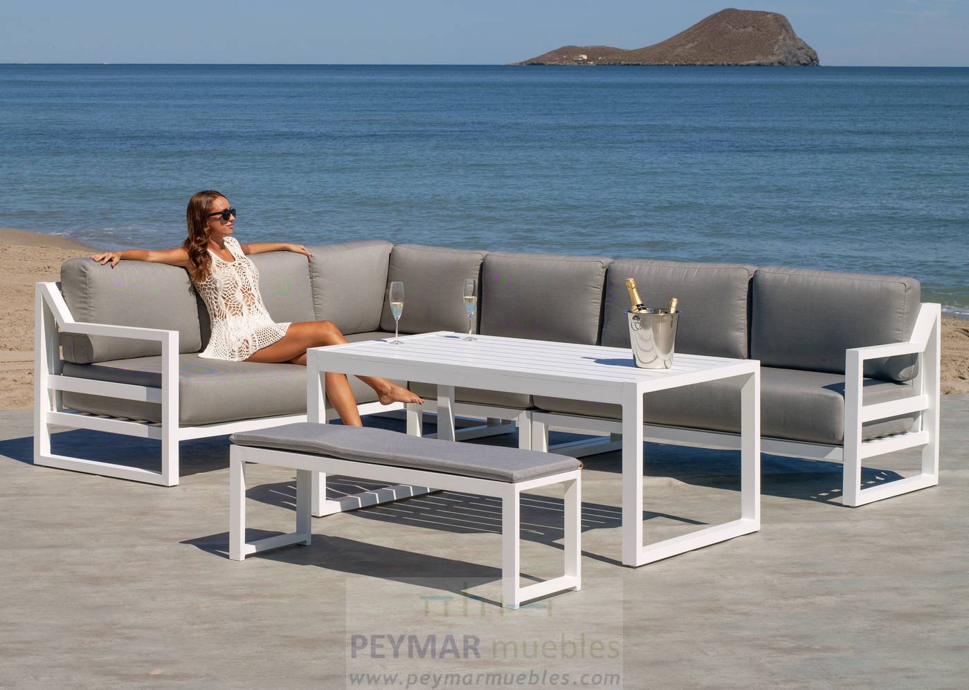 Lujoso conjunto: rinconera modular de 6 plazas + mesa centro alta + banco. Estructura aluminio color blanco, antracita o champagne