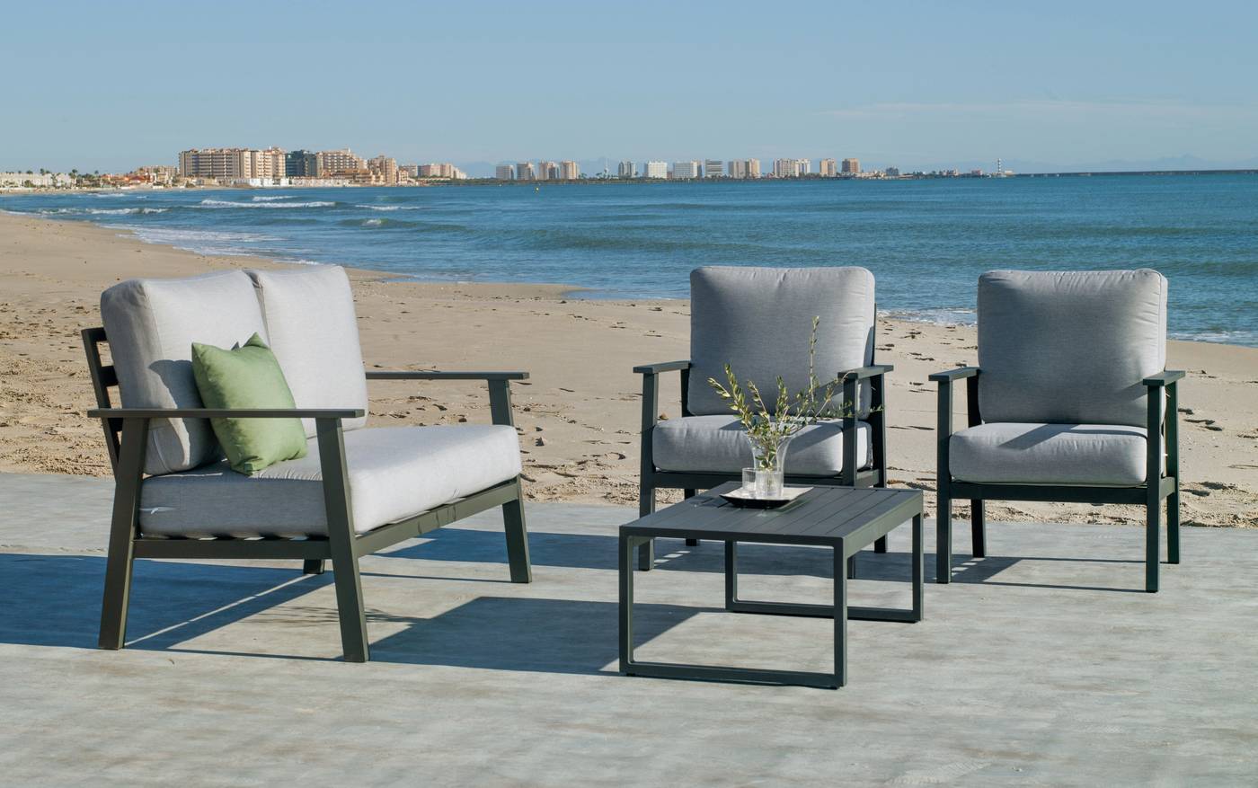 Conjunto aluminio: sofá 2 plazas + 2 sillones + mesa de centro. Fabricado de aluminio en color blanco o antracita.