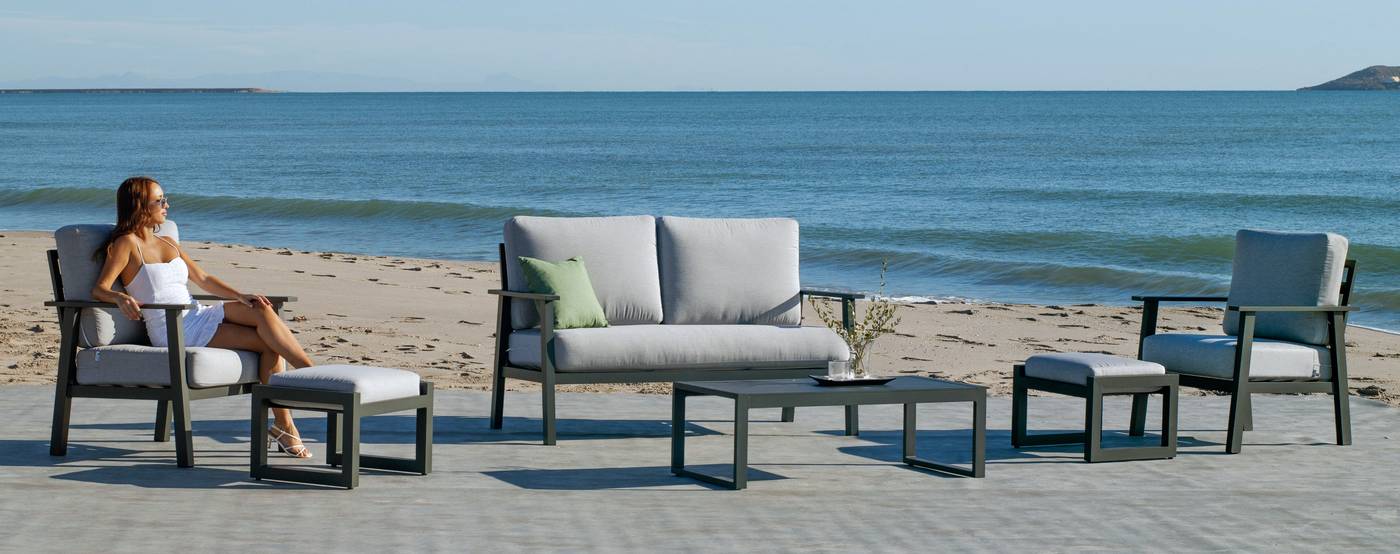 Conjunto aluminio: sofá 2 plazas + 2 sillones + mesa de centro + 2 taburetes. Fabricado de aluminio en color blanco, antracita, champagne, plata o marrón.