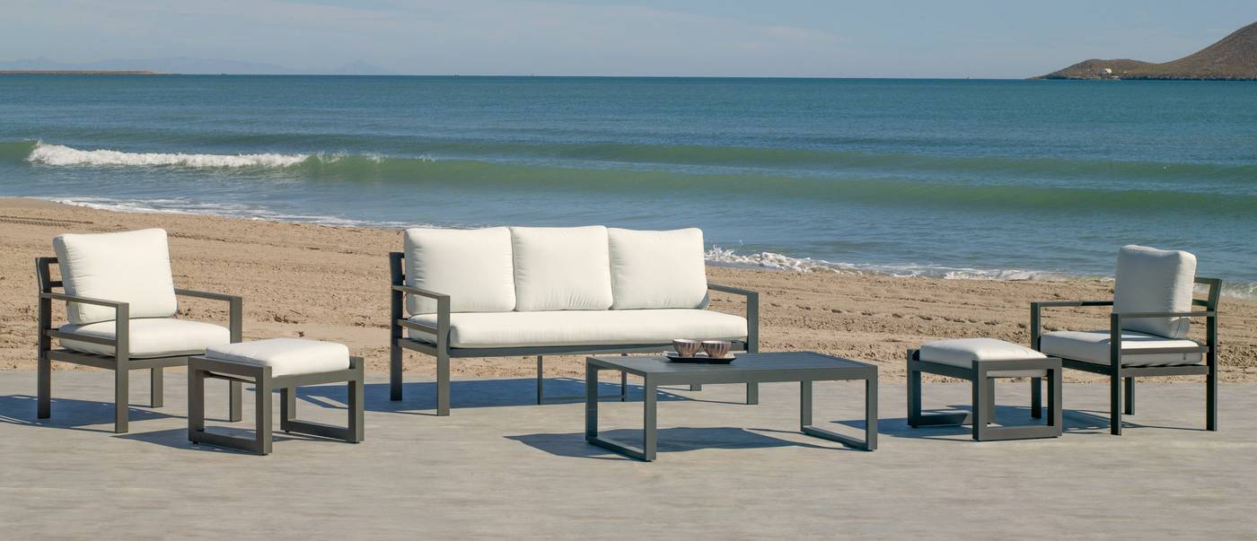 Conjunto aluminio: 1 sofá 3 plazas + 2 sillones + 1 mesa de centro + 2 reposapiés. Disponible en color blanco, antracita, champagne, plata o marrón.