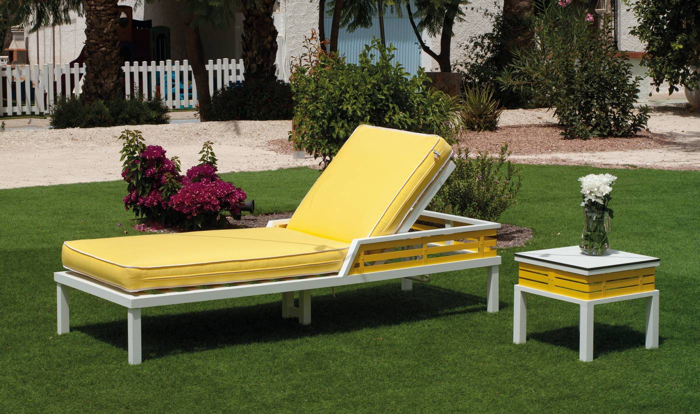 Cama Bicolor Lagos-15 - Exclusiva cama relax lujo con respaldo reclinable. Fabricada de aluminio bicolor. Con cojín desenfundable de 8 cm.