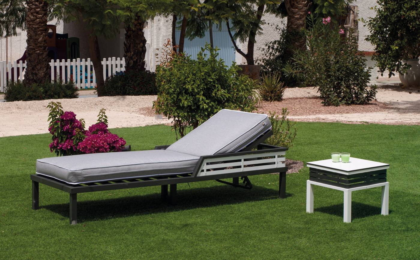 Cama Bicolor Lagos-15 - Exclusiva cama relax lujo con respaldo reclinable. Fabricada de aluminio bicolor. Con cojín desenfundable de 8 cm.