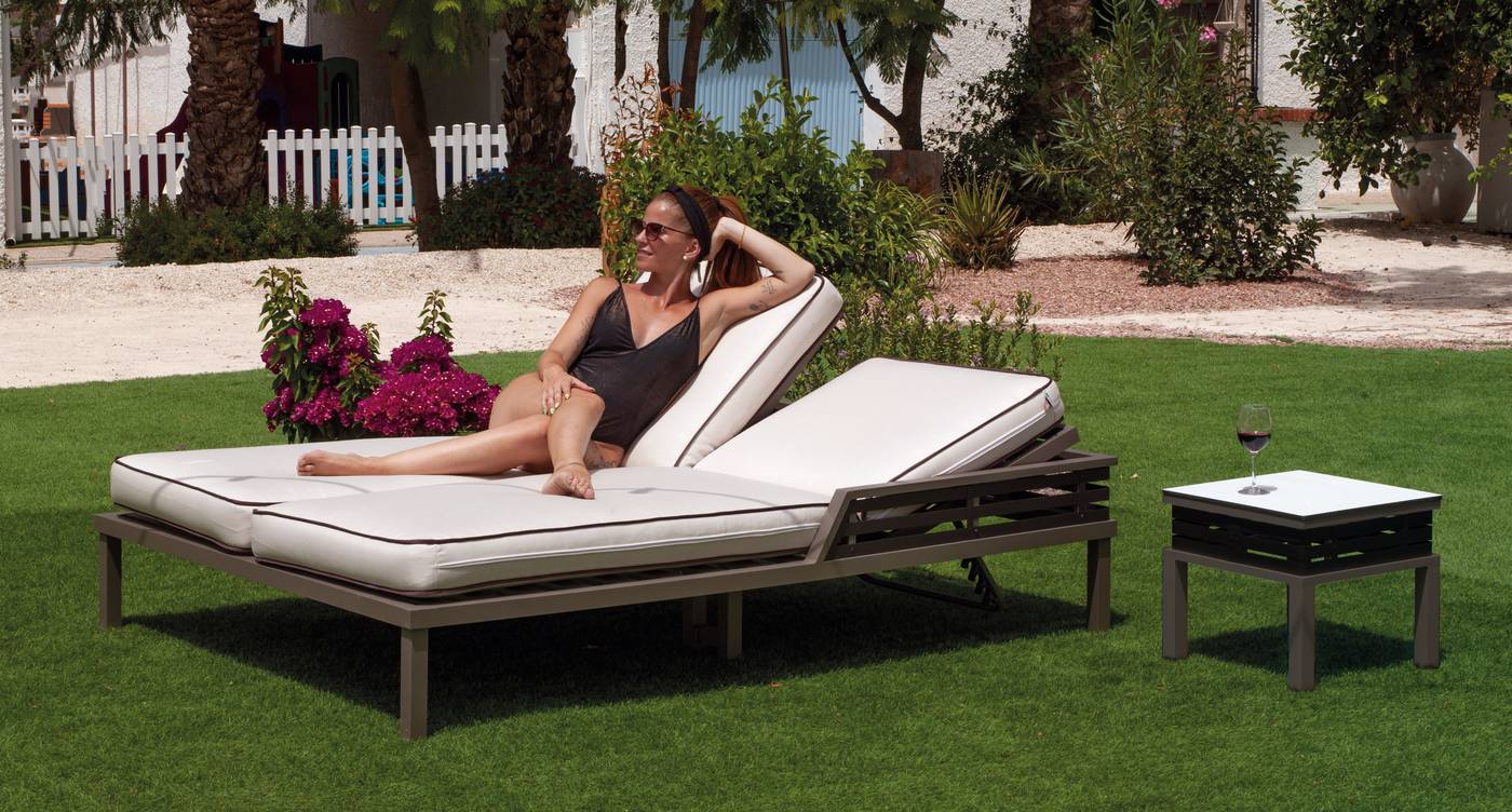Cama Doble Bicolor Lagos-30 - Exclusiva cama relax doble con respaldos reclinables. Fabricada de aluminio bicolor. Con cojines desenfundable de 8 cm.