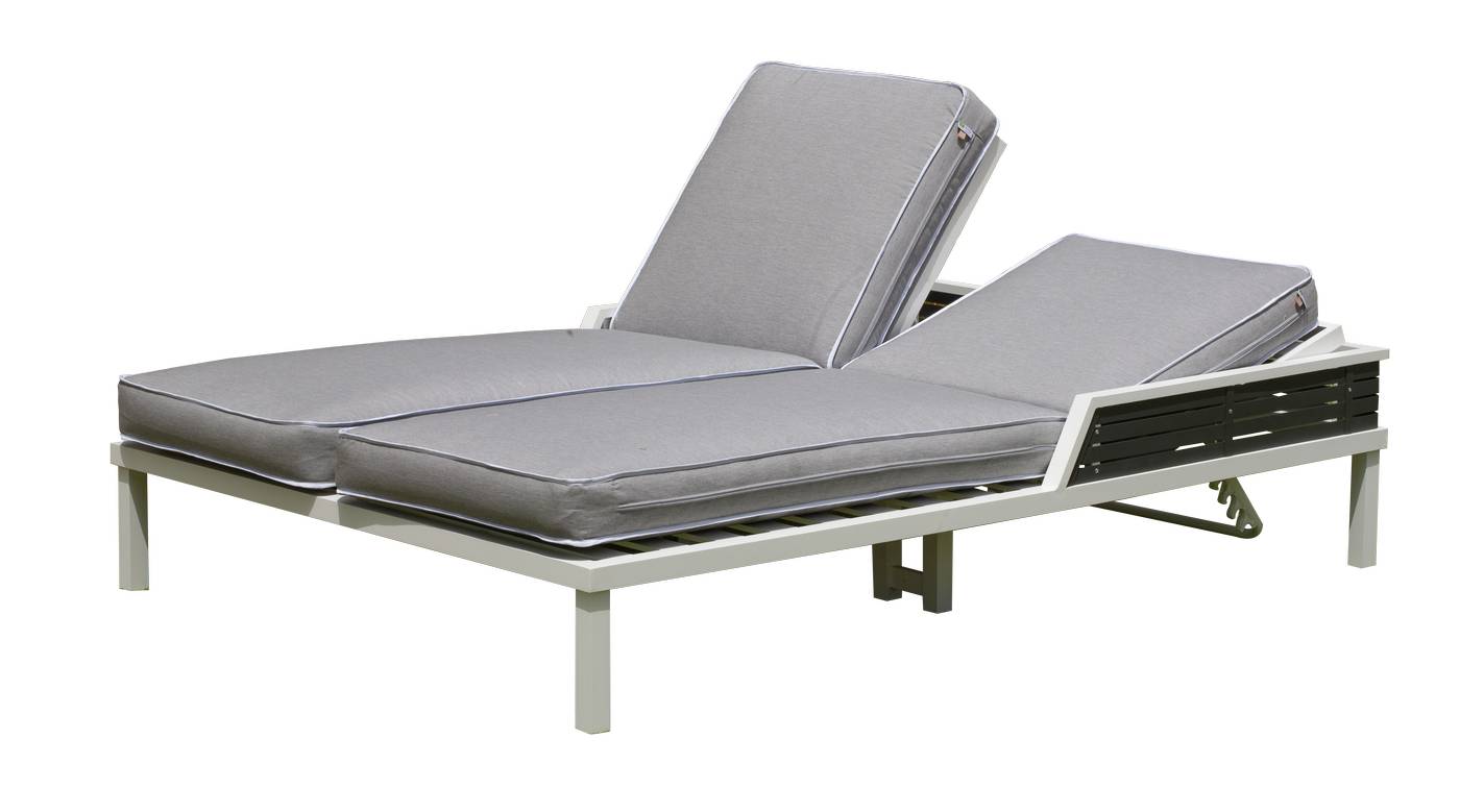 Exclusiva cama relax doble con respaldos reclinables. Fabricada de aluminio bicolor. Con cojines desenfundable de 8 cm.