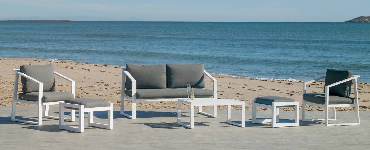 Conjunto aluminio para exterior: sofá 2 plazas + 2 sillones + mesa de centro + 2 taburetes. Fabricado de aluminio en color blanco o antracita.